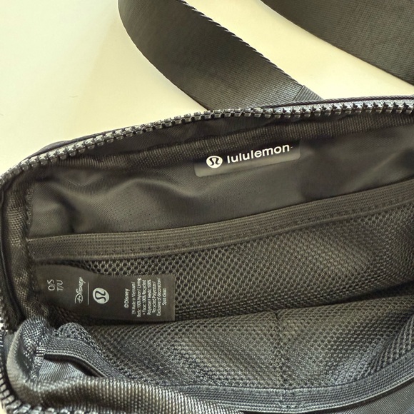 Disney x lululemon Everywhere Belt Bag 1L Mickey and Logo Print - Picture 5 of 8